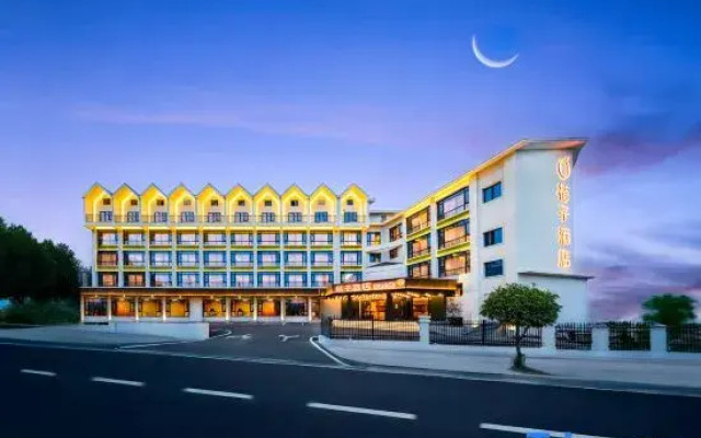 Orange Hotel (Anshun Huangguoshu Scenic Area Longgong Road Branch)