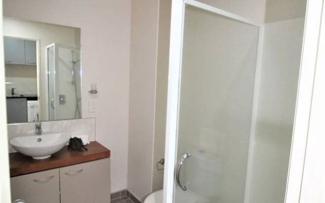 Unbeatable Central Apt next to Queen 22H