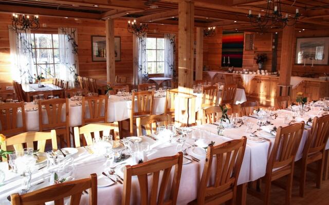Isokenkäisten Klubi, Wilderness lodge