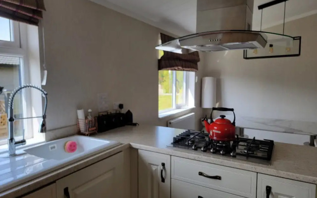 Luxury 2-bed Lodge in Routh, Sleeps 4 With Hot Tub