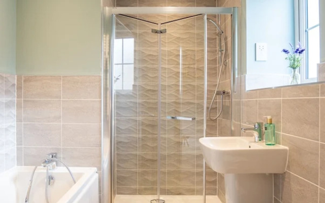 6 Bedroom New Build Detached House in Bicester