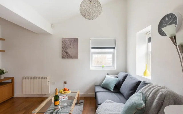 Platinum Apartment in Kensington 9941