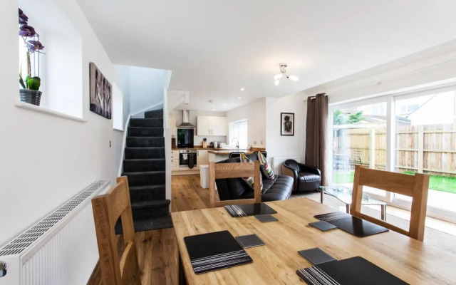 Superb Detached Coach House in Peaceful Location!