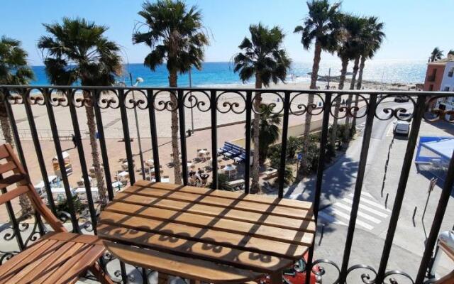 AR28-1, Coqueto apartamento en primera línea de playa