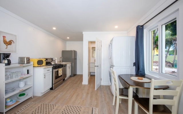 Laughing Bird Studio #7 - Brand New Stylish Apartment, Pool, Bea 1 Bedroom Condo — фото 4