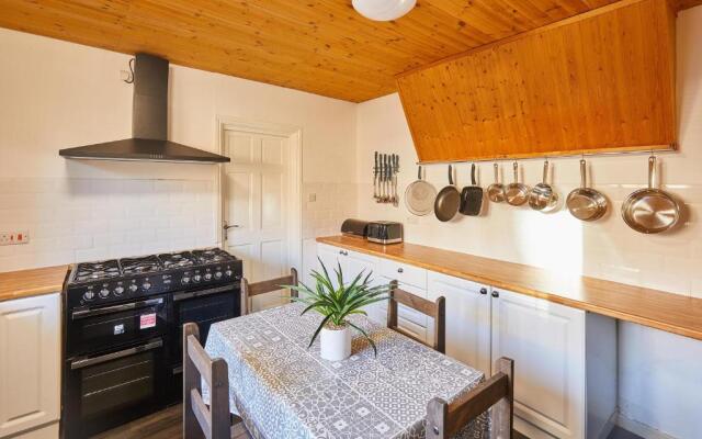 Host Stay Holyrood Lodge