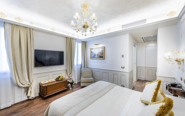 Monaco & Grand Canal Hotel