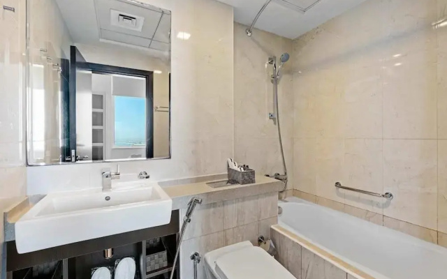 HiGuests - Exceptional Apt with Furnished Terrace By the Sea