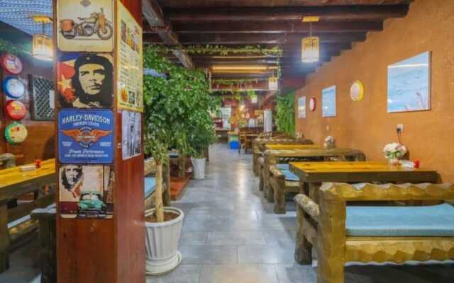 Floral Hotel · Smiling in the Flowers Lugu