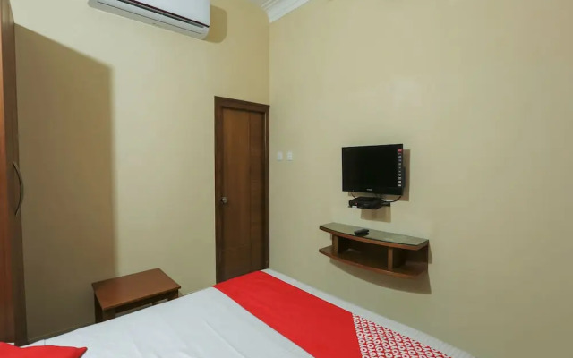 OYO 13566 Kumars The White House