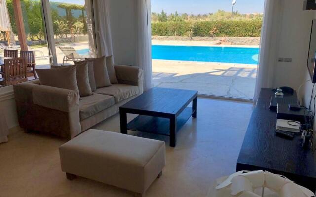 Villa with 5 bedrooms & 4 bathrooms - private heated pool