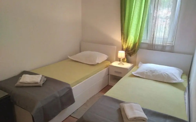 Viki - Seaview & Garden Terrace - A1