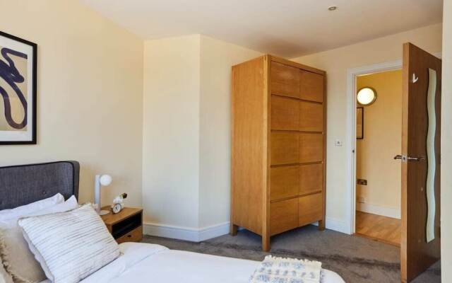 The Weavers Field Place - Classy 3bdr Flat With Terrace