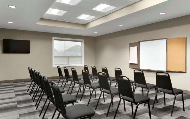 Days Inn & Suites by Wyndham Warman