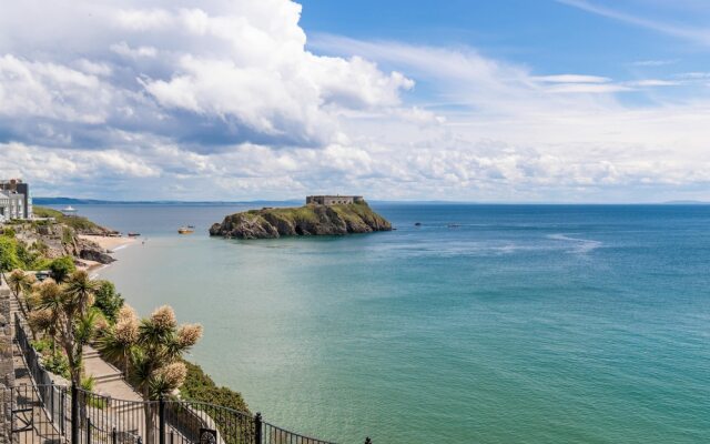 Spinnaker - Close to Town Sea Views