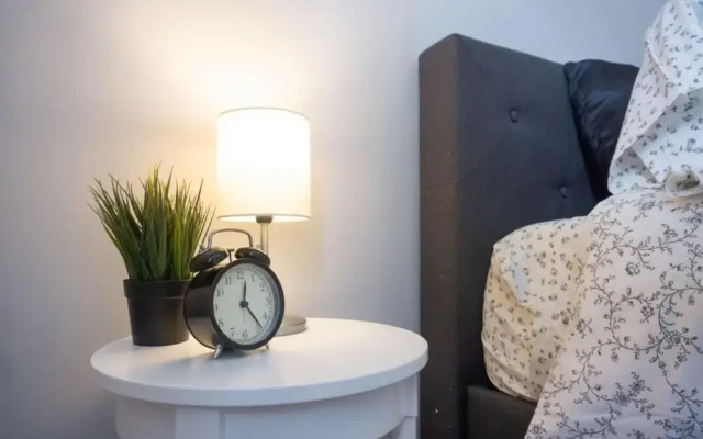 2BR Condo in Heart of Uptown Coffee Wifi