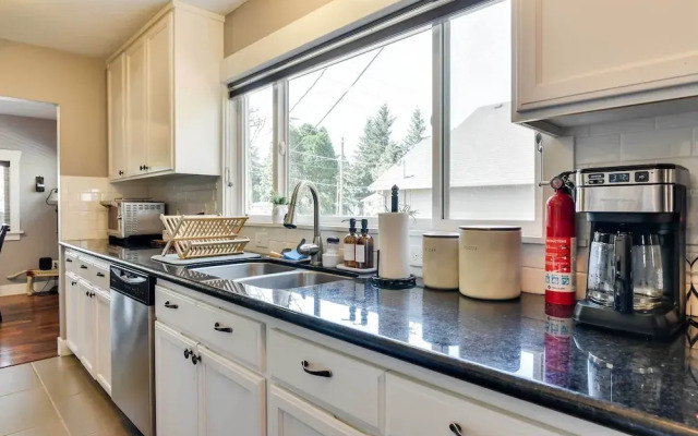 Charming Portland Home, Walk to Light Rail!