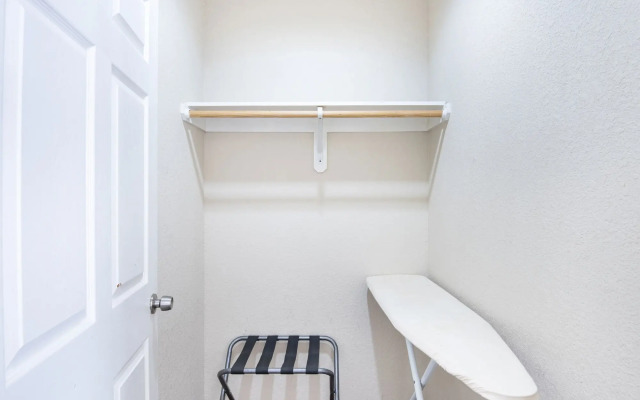 OYO Townhouse Clute Lake Jackson