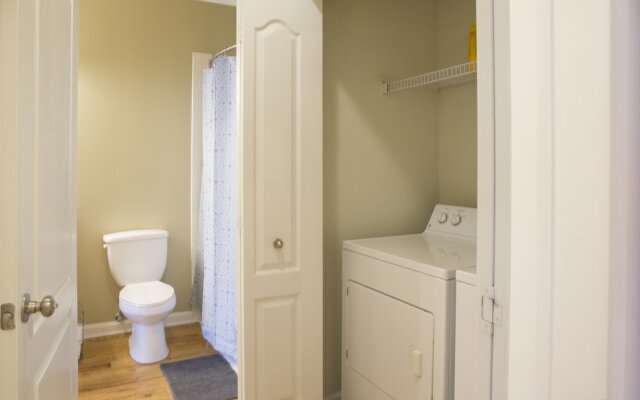 Southend 1 BR Apt with Parking by Frontdesk