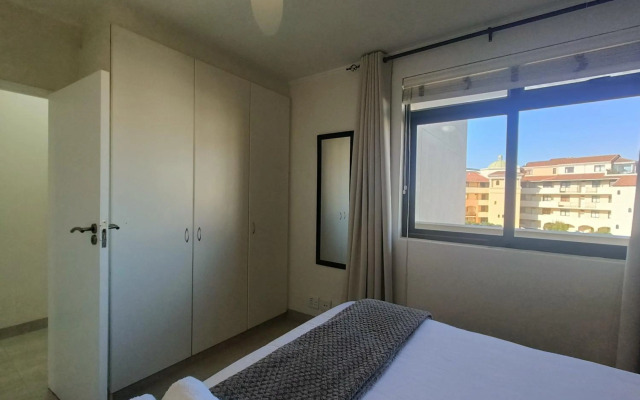 Island Club Hotel & Apartments