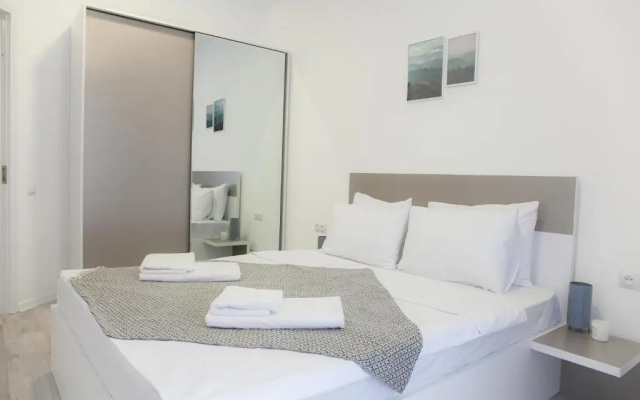 Brand new, bright, 1 bedroom unit, 100 Mbps Wi-Fi.