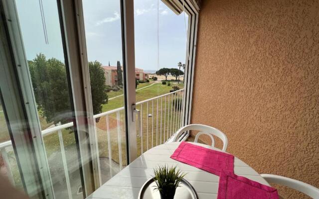 5 personnes les pieds dans l'eau à Santa-Cruz