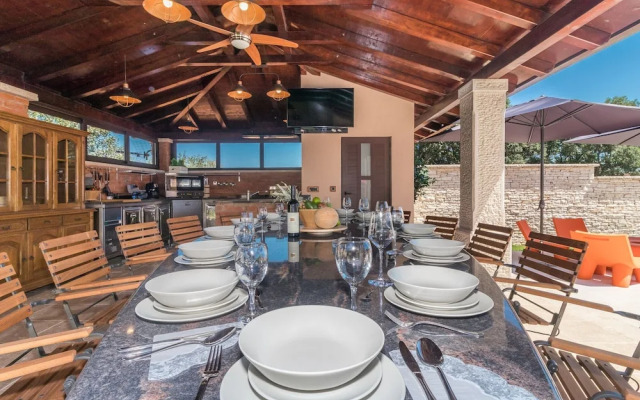 Villa in Pula With Swimming Pool
