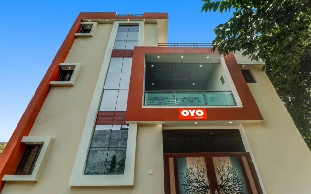 OYO Flagship 70306 Royal Residency