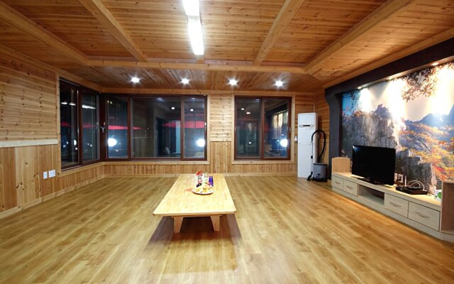 Yangyang Mori-ui-eondeok Pension