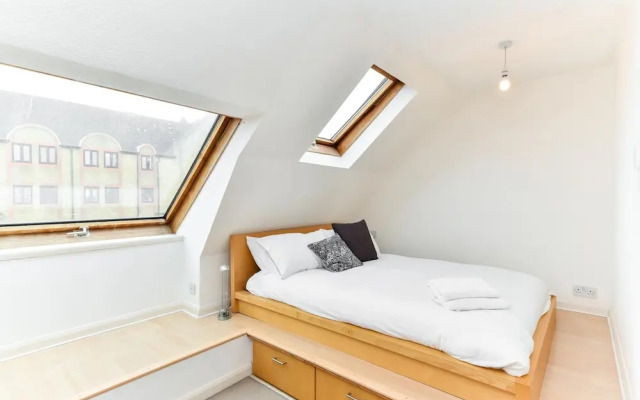 Modern 4 Bedroom Terraced House by the Thames!