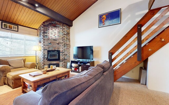 Sierra Manors 75 Cozy and Comfy Condo, On the Shuttle Route by Redawning