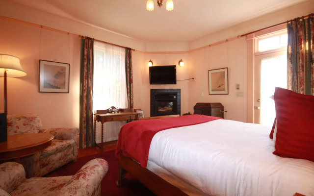 Spinnakers Brewpub & Guesthouses