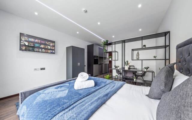 Serviced Modern Luxury Flat Near Central London
