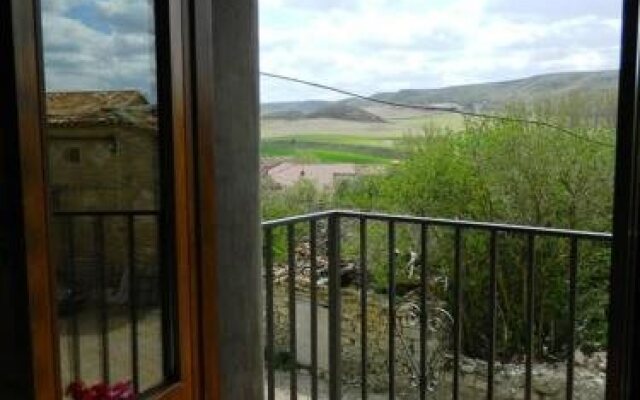 Ana de las Tejas Azules