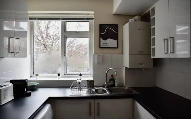 Chic London Apartment Minutes From Station