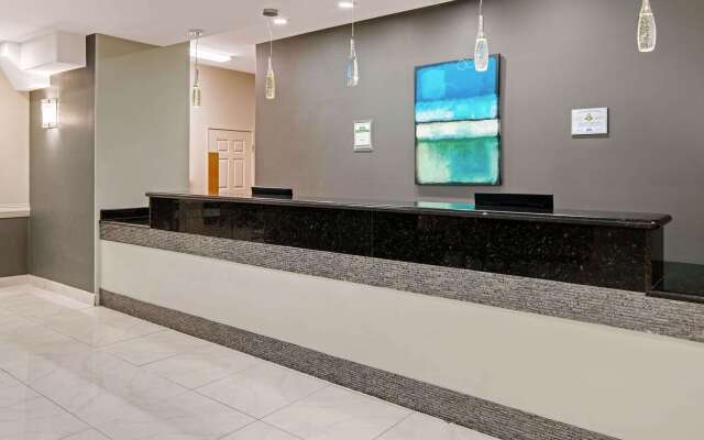 La Quinta Inn & Suites by Wyndham Mercedes Outlet Mall