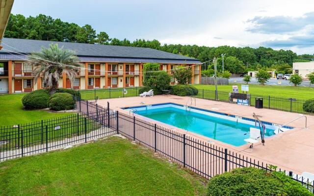 Red Roof Inn Savannah - Richmond Hill/ I-95