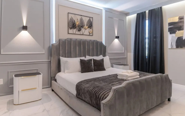 Sophisticated 9 Bedroom Close to Disney