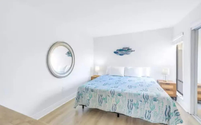 Charming 2BR Lagoon-view Steps To Siesta Key Beach