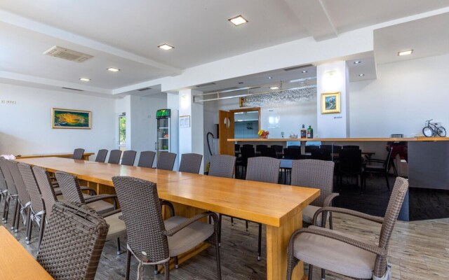 Amazing Home in Mravince With Sauna, Wifi and 9 Bedrooms