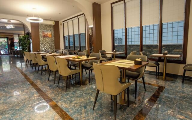 Riverside Hotel