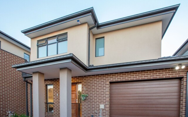 AU.JOY 3 Bed Townhouse Burwood 3