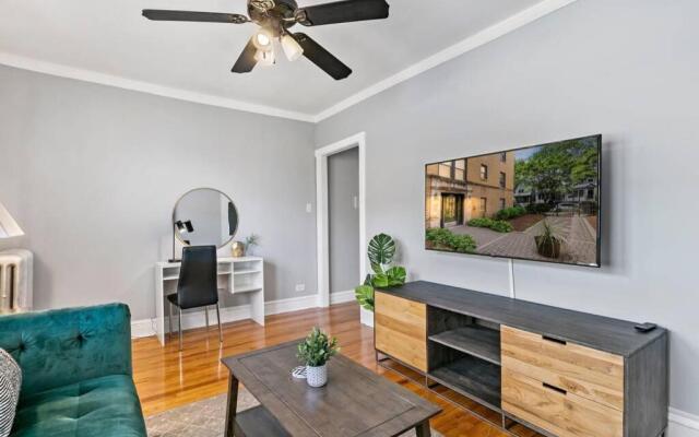 1BR Chicago-style Apartment Close to Everything!