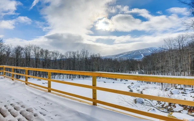 Stratton Mtn Ski Chalet w/ Giant Views in Winhall