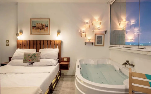 Jacuzzi Studio @ The Pyramids Free Airport Pickup