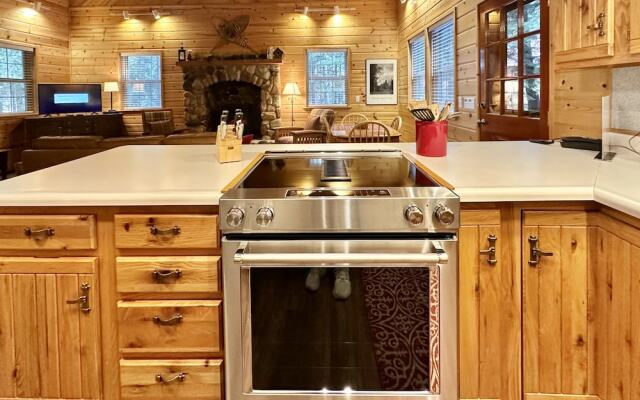 Chipmunk Lodge 2 Bedroom Home by NW Comfy Cabins by RedAwning