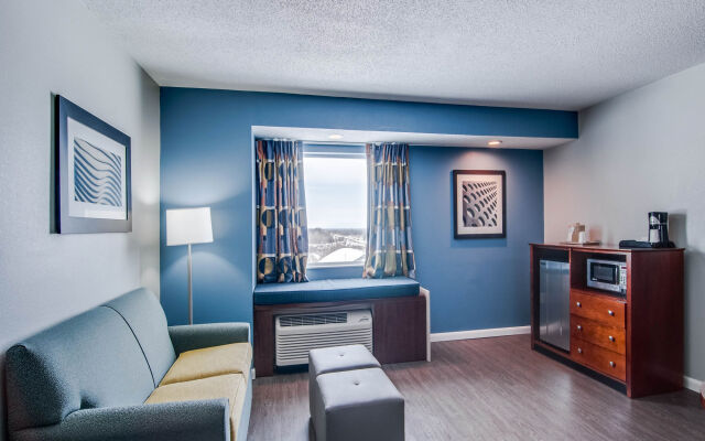 Clarion Pointe Staunton East