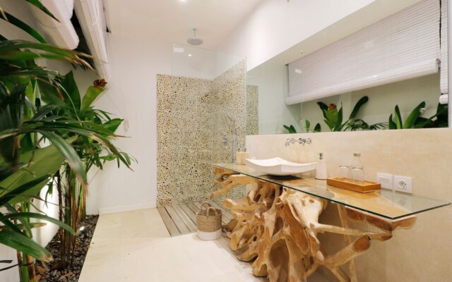 Limitless Jungle Villas Complex, 5 BR, Ubud With Staff