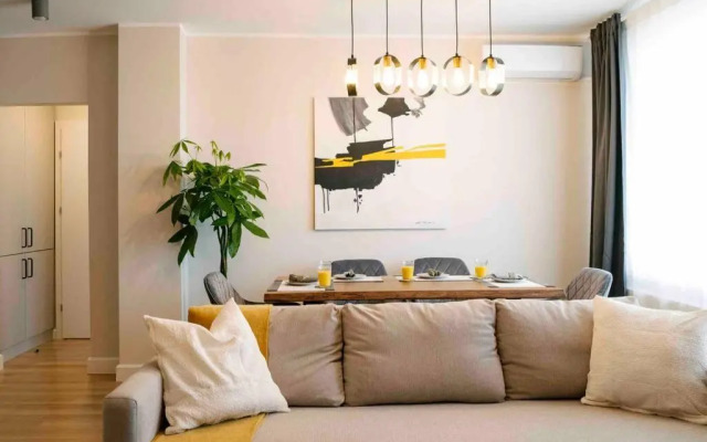 Sunny 2BR Flat-Top Location-Amazing Views