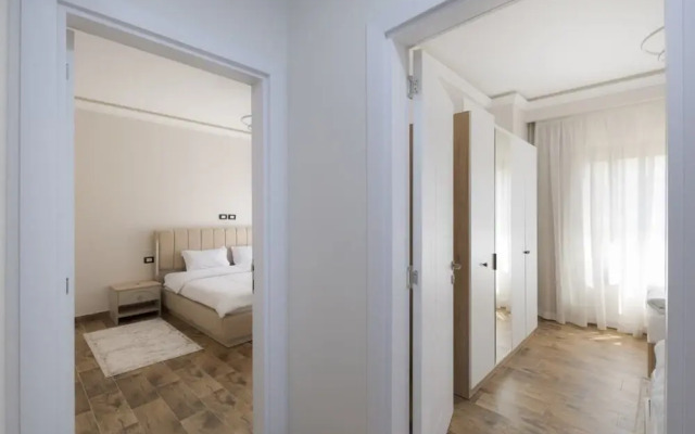 Upper Duplex 3BR in Eastown Sodic